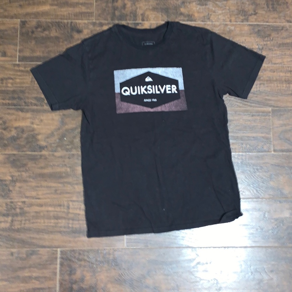 black quiksilver t shirt